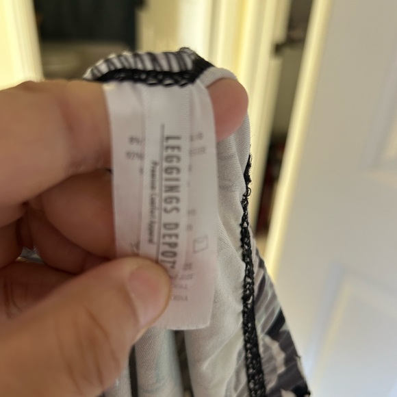 Fun leggings with beautiful flowers - Picture 2 of 2